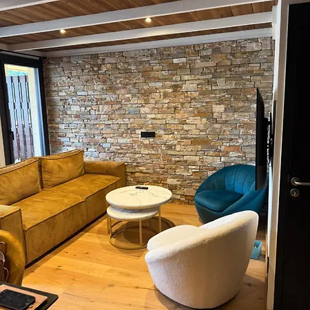 Praloup 1600 Apartman *